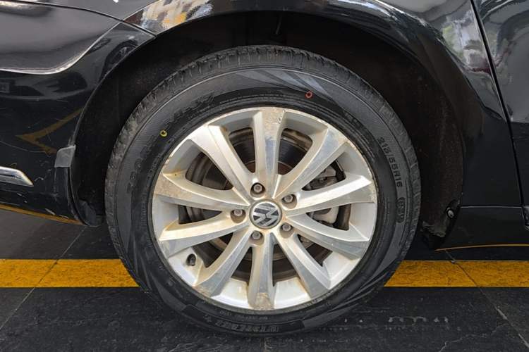 Used Volkswagen Magotan 2015 Facelift 1.8TSI Luxury Model Right Rear Wheel Hub