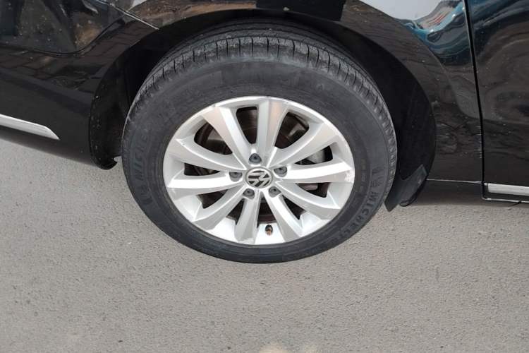 Used Volkswagen Magotan 2015 Facelift 1.8TSI Luxury Model Right Rear Wheel Hub