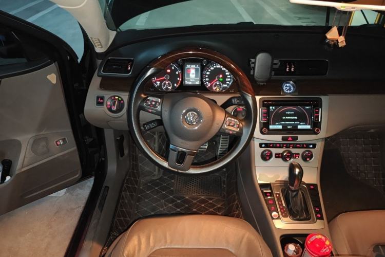 Used Volkswagen Magotan 2015 Revised Version 2.0 TSI Prestige Edition Steering Wheel
