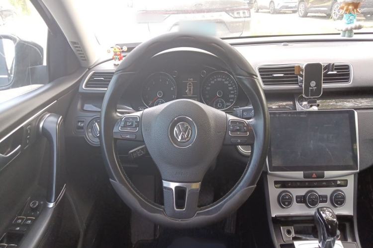 Used Volkswagen Magotan 2015 Revised Version 2.0 TSI Luxury Edition Steering Wheel