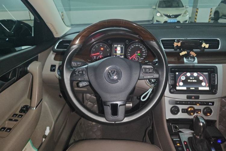Used Volkswagen Magotan 2015 Revised Version 2.0 TSI Prestige Edition Steering Wheel