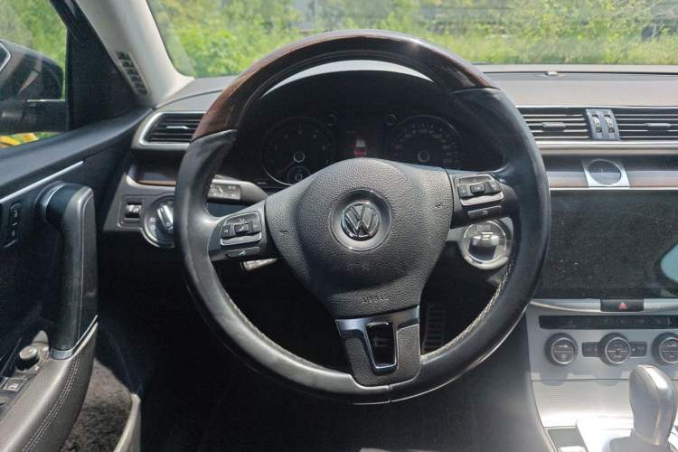 Used Volkswagen Magotan 2015 Revised Version 2.0 TSI Prestige Edition Steering Wheel