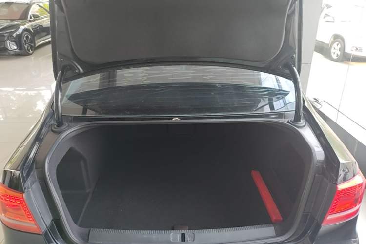 Used Volkswagen Magotan 2015 Facelift 1.8TSI Luxury Model Trunk