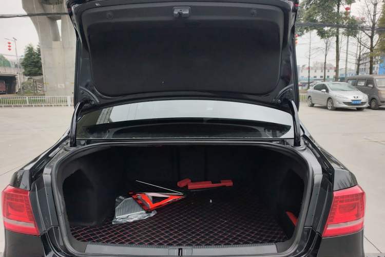 Used Volkswagen Magotan 2015 Revised 1.8TSI Prestige Version Trunk