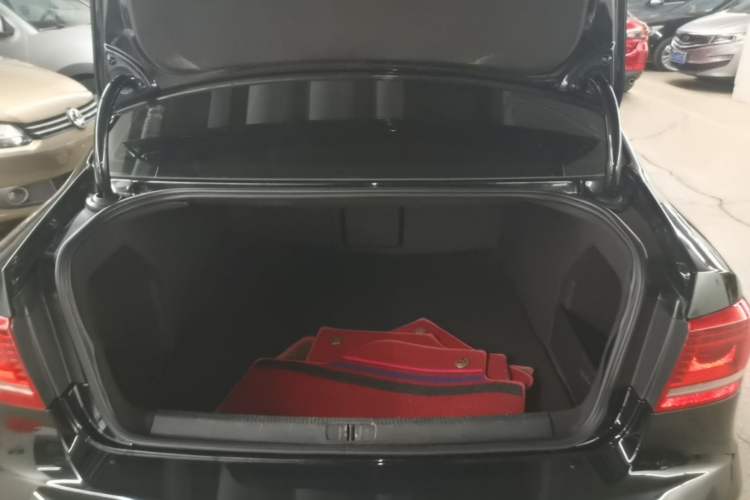 Used Volkswagen Magotan 2015 1.8TSI Luxury Model Trunk