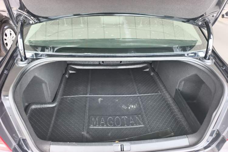 Used Volkswagen Magotan 2015 Facelift 1.8TSI Luxury Model Trunk