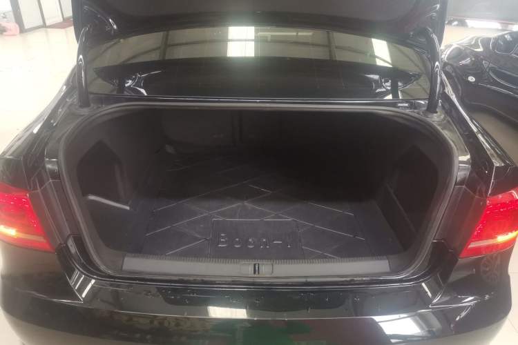 Used Volkswagen Magotan 2015 1.8TSI Advanced Model Trunk