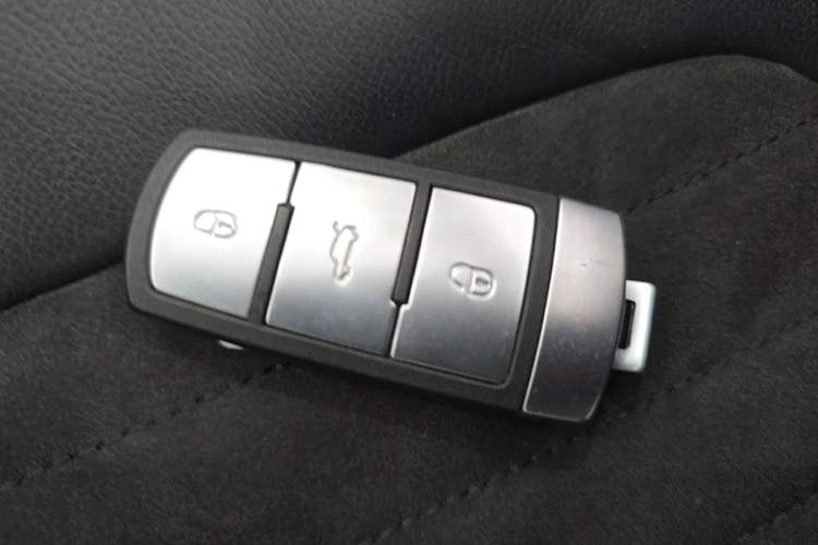 Used Volkswagen Magotan 2015 Facelift 1.8TSI Luxury Model Vehicle Key