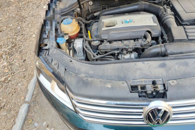 Used Volkswagen Magotan 2015 1.8TSI Advanced Model Engine Bay Right