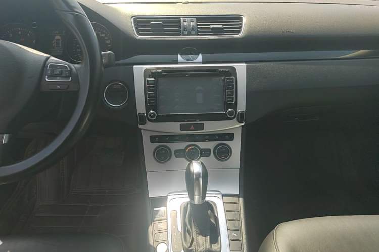 Used Volkswagen Magotan 2015 Facelift 1.8TSI Luxury Model Audio And AC Panel