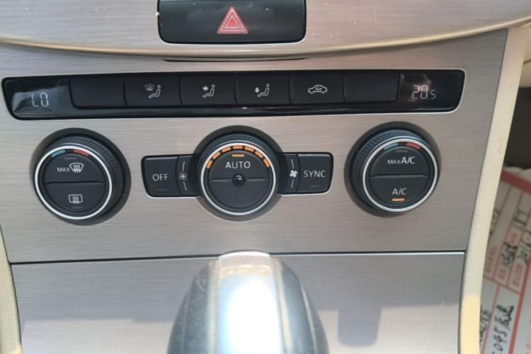 Used Volkswagen Magotan 2015 1.8TSI Advanced Model Audio And AC Panel