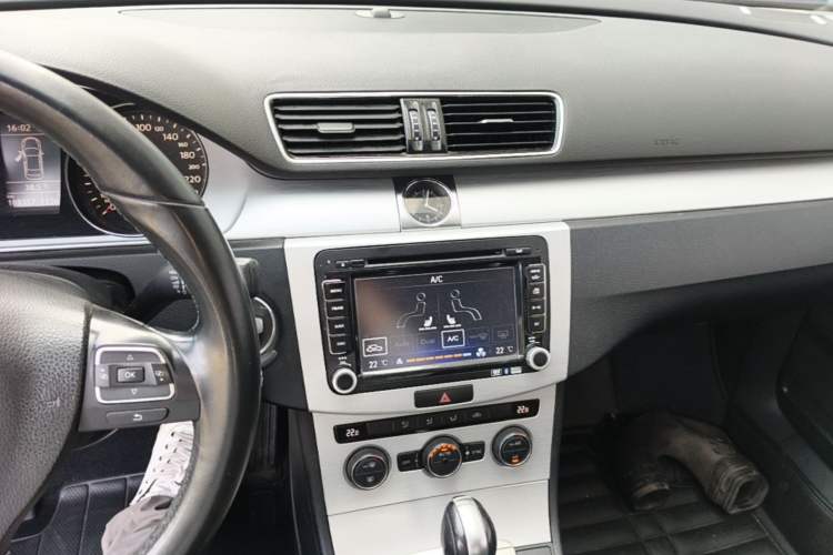 Used Volkswagen Magotan 2015 1.8TSI Advanced Model Audio And AC Panel