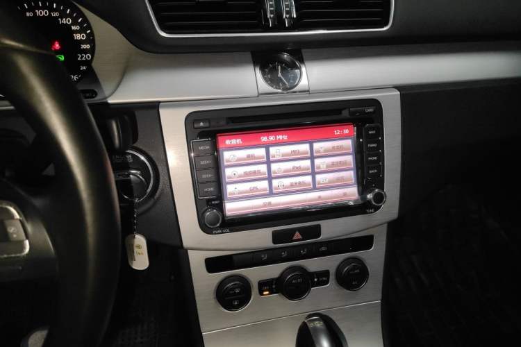 Used Volkswagen Magotan 2015 1.8TSI Advanced Model Audio And AC Panel