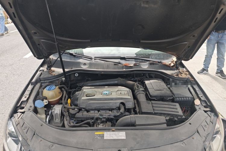 Used Volkswagen Magotan 2015 Facelift 1.8TSI Luxury Model Engine Bay