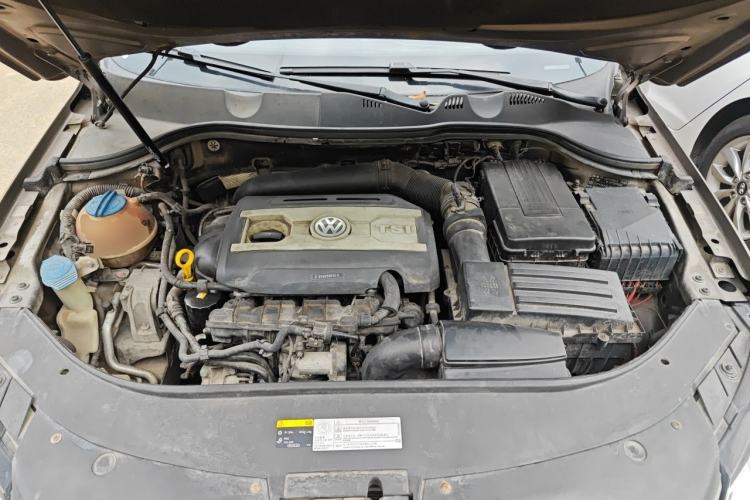 Used Volkswagen Magotan 2015 1.8TSI Advanced Model Engine Bay