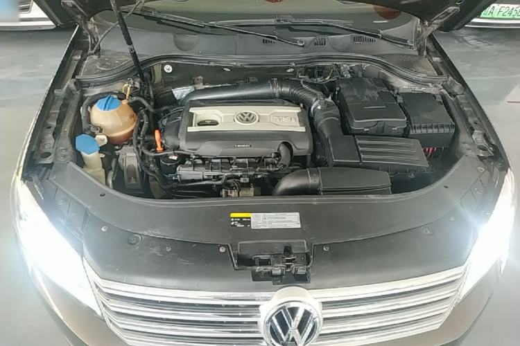 Used Volkswagen Magotan 2015 2.0 TSI Prestige Model Engine Bay