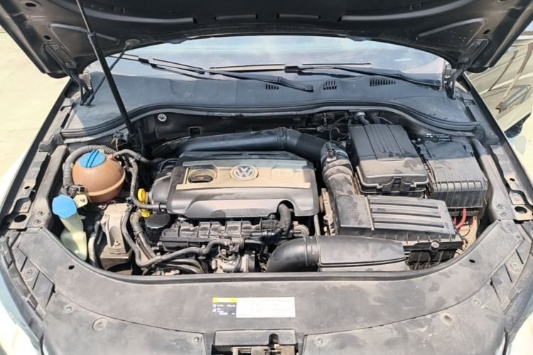 Used Volkswagen Magotan 2015 1.8TSI Advanced Model Engine Bay