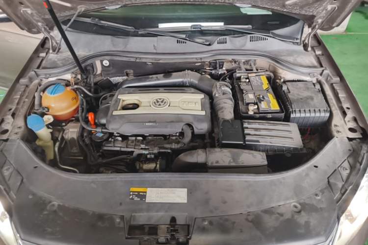 Used Volkswagen Magotan 2015 2.0 TSI Flagship Model Engine Bay
