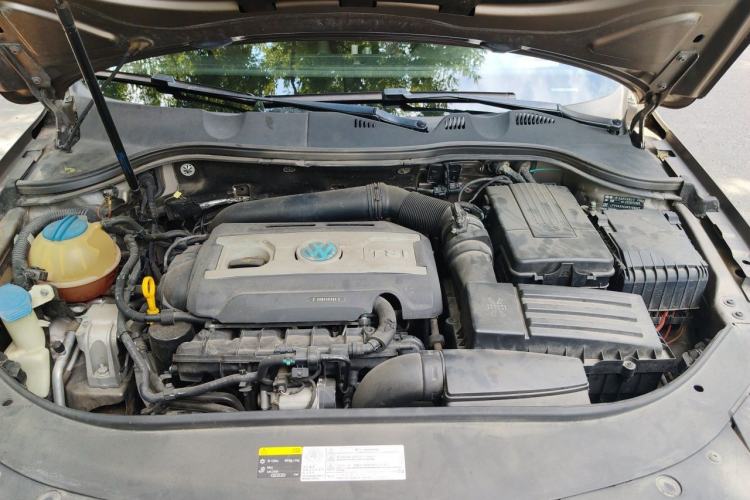 Used Volkswagen Magotan 2015 Revised Version 2.0 TSI Prestige Edition Engine Bay