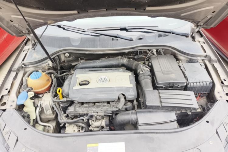 Used Volkswagen Magotan 2015 Facelift 1.8TSI Luxury Model Engine Bay