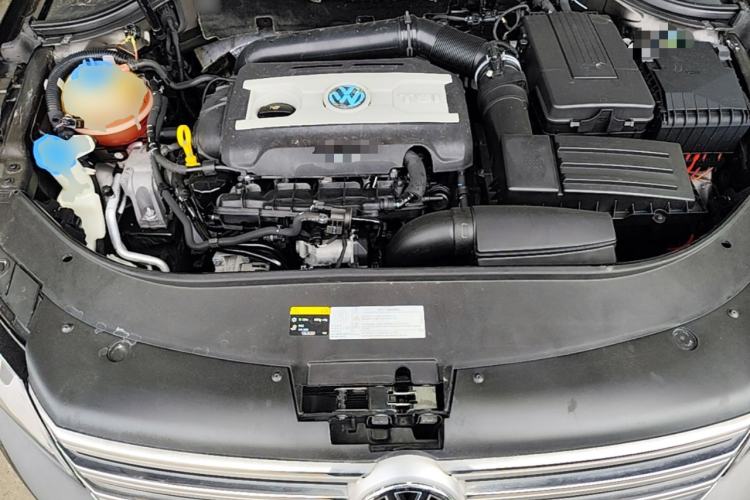 Used Volkswagen Magotan 2015 Facelift 1.8TSI Luxury Model Engine Bay