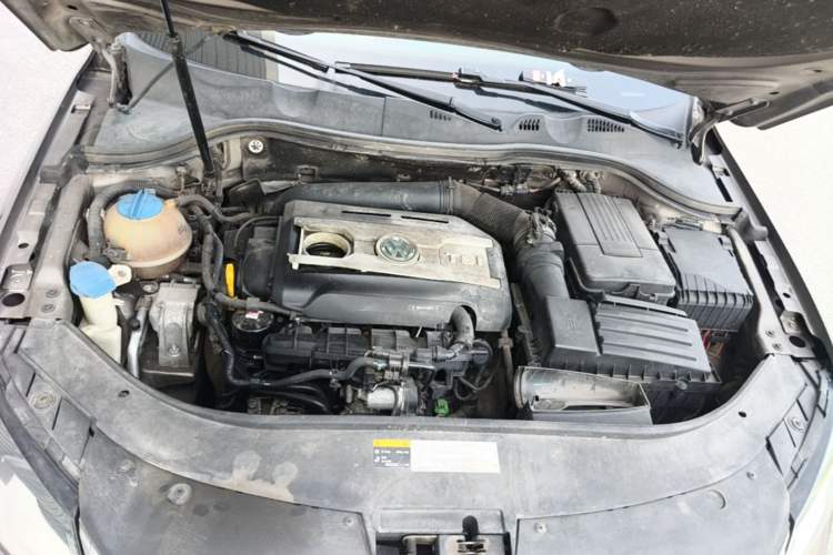 Used Volkswagen Magotan 2015 1.8TSI Advanced Model Engine Bay