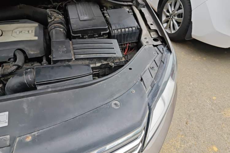 Used Volkswagen Magotan 2015 1.8TSI Advanced Model Engine Bay Left