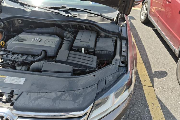 Used Volkswagen Magotan 2015 1.8TSI Advanced Model Engine Bay Left