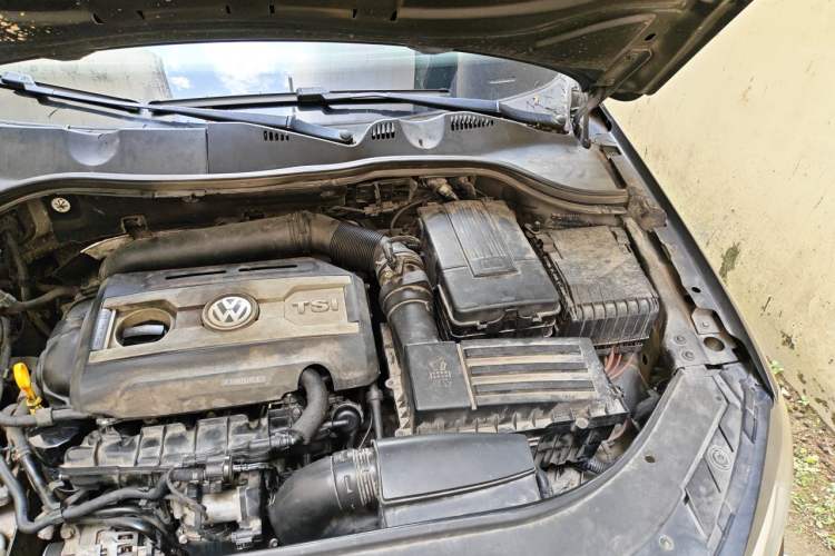 Used Volkswagen Magotan 2015 1.8TSI Advanced Model Engine Bay Left