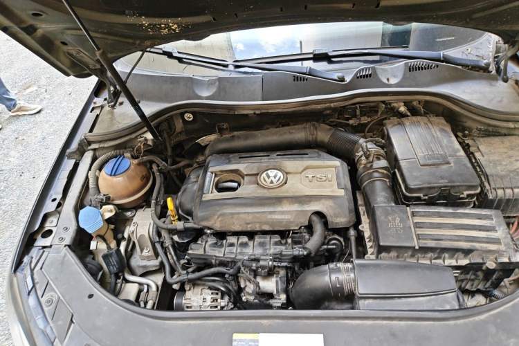 Used Volkswagen Magotan 2015 1.8TSI Advanced Model Engine Bay