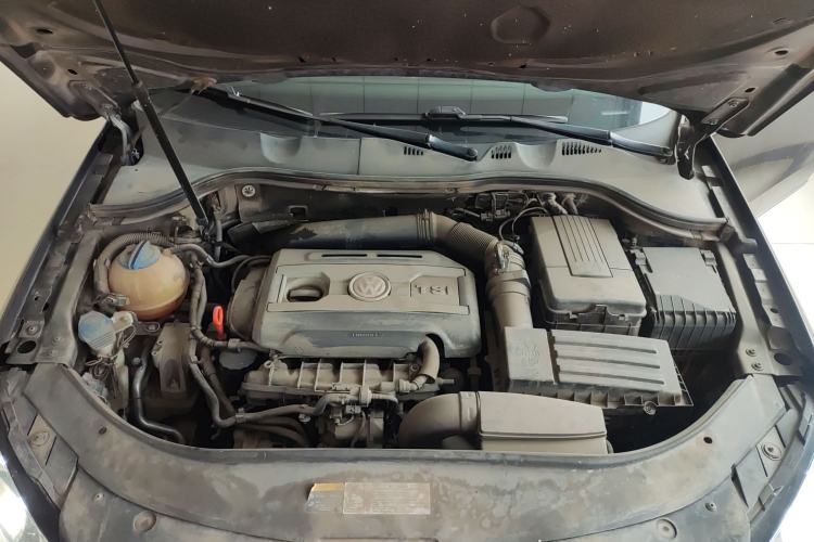 Used Volkswagen Magotan 2015 2.0 TSI Luxury Model Engine Bay