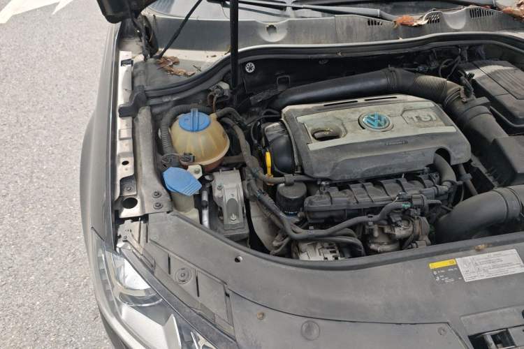 Used Volkswagen Magotan 2015 Facelift 1.8TSI Luxury Model Engine Bay Right