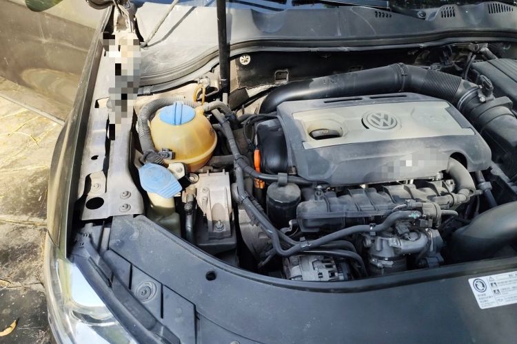 Used Volkswagen Magotan 2015 1.8TSI Luxury Model Engine Bay Right