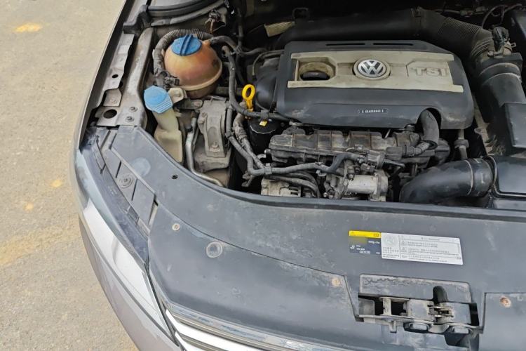 Used Volkswagen Magotan 2015 1.8TSI Advanced Model Engine Bay Right