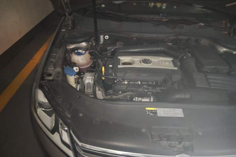 Used Volkswagen Magotan 2015 1.8TSI Luxury Model Engine Bay Right
