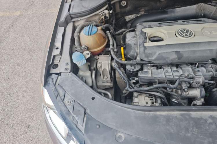 Used Volkswagen Magotan 2015 1.8TSI Luxury Model Engine Bay Right