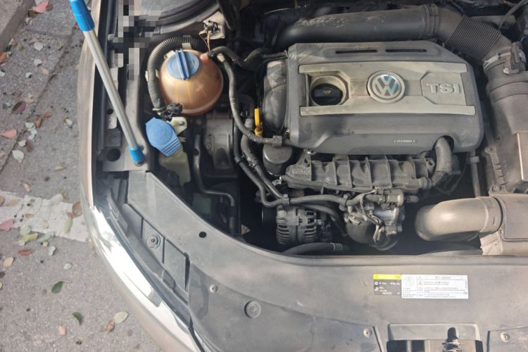 Used Volkswagen Magotan 2015 Facelift 1.8TSI Luxury Model Engine Bay Right