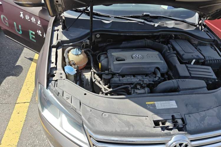 Used Volkswagen Magotan 2015 1.8TSI Advanced Model Engine Bay Right