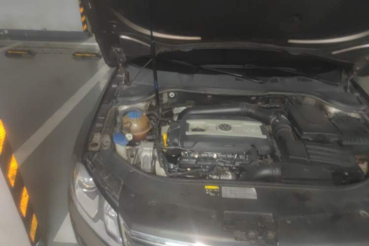 Used Volkswagen Magotan 2015 1.8TSI Prestige Model Engine Bay Right