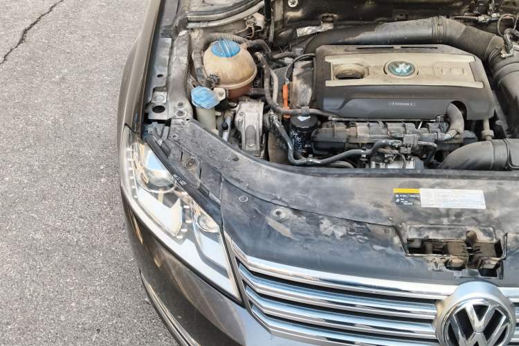 Used Volkswagen Magotan 2015 1.8TSI Luxury Model Engine Bay Right