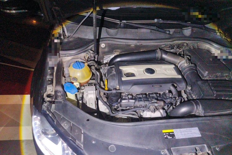 Used Volkswagen Magotan 2015 Facelift 1.8TSI Luxury Model Engine Bay Right