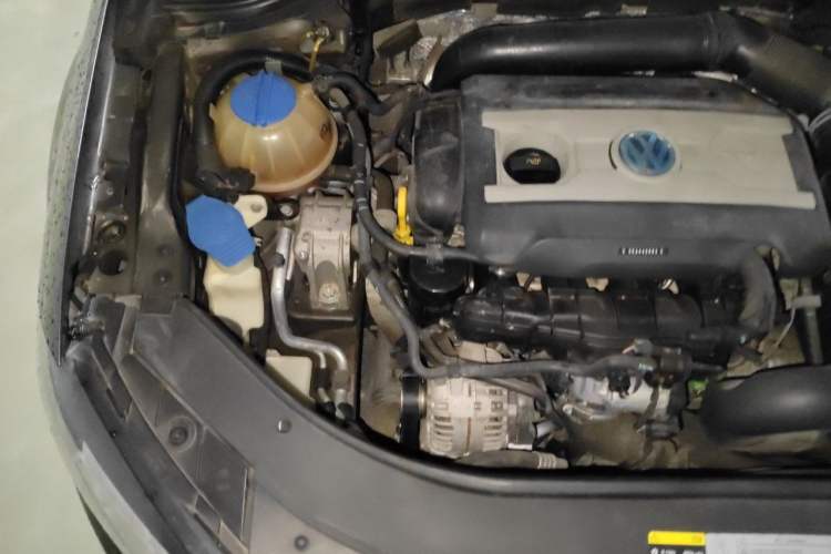Used Volkswagen Magotan 2015 1.8TSI Advanced Model Engine Bay Right