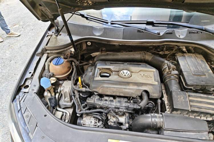 Used Volkswagen Magotan 2015 1.8TSI Advanced Model Engine Bay Right