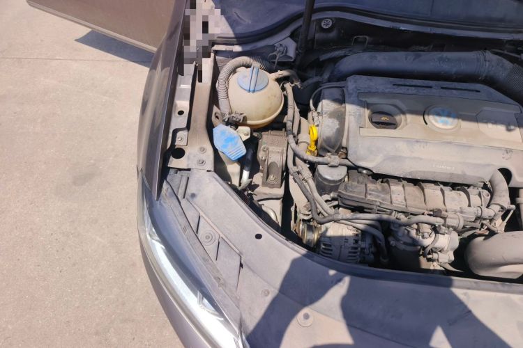 Used Volkswagen Magotan 2015 1.8TSI Advanced Model Engine Bay Right