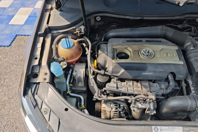 Used Volkswagen Magotan 2015 1.8TSI Advanced Model Engine Bay Right