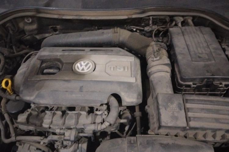 Used Volkswagen Magotan 2015 Revised Version 2.0 TSI Luxury Edition Engine Bay