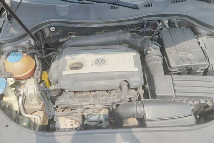 Used Volkswagen Magotan 2015 Facelift 1.8TSI Luxury Model Engine Bay