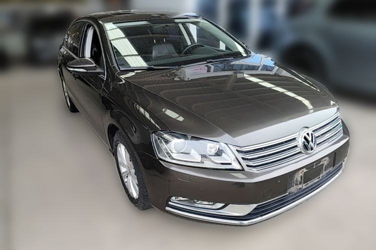 Used Volkswagen Magotan 2015 Facelift 1.8TSI Luxury Model Front Right 45 Deg