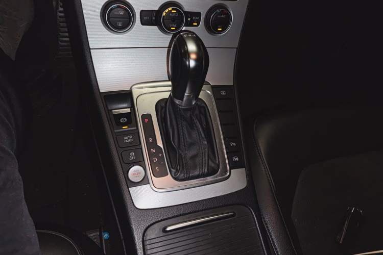 Used Volkswagen Magotan 2015 1.8TSI Prestige Model Gear Lever