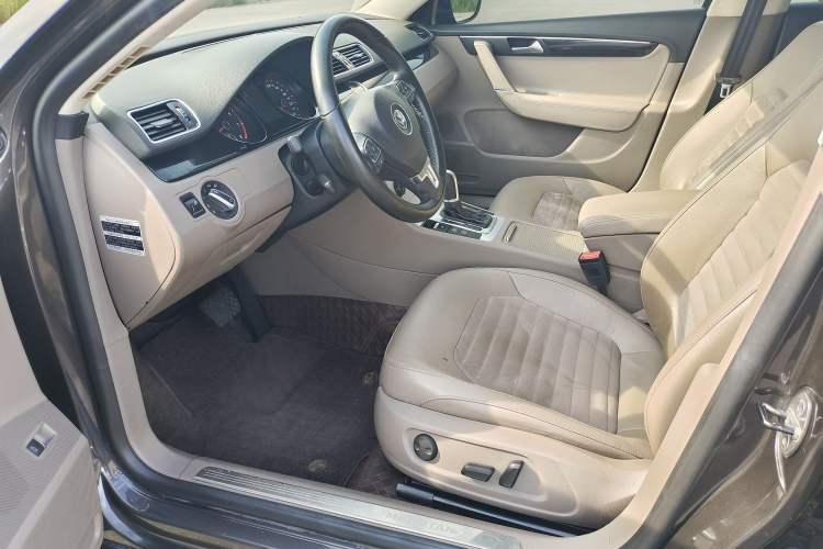 Used Volkswagen Magotan 2015 1.8TSI Luxury Model Interior 2